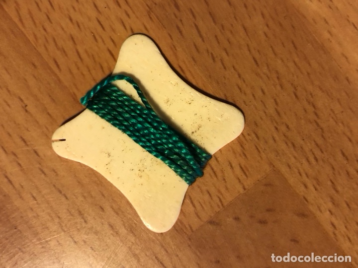 Antig&uuml;edades: Antiguo carrete de hueso para hilo 3 cm.costurero.utensilio de costura