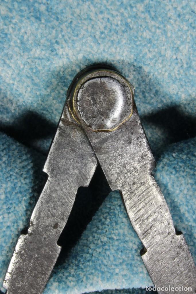 Antig&uuml;edades: Comp&aacute;s de taller de puntas curvas. S.XVIII - Foto 4