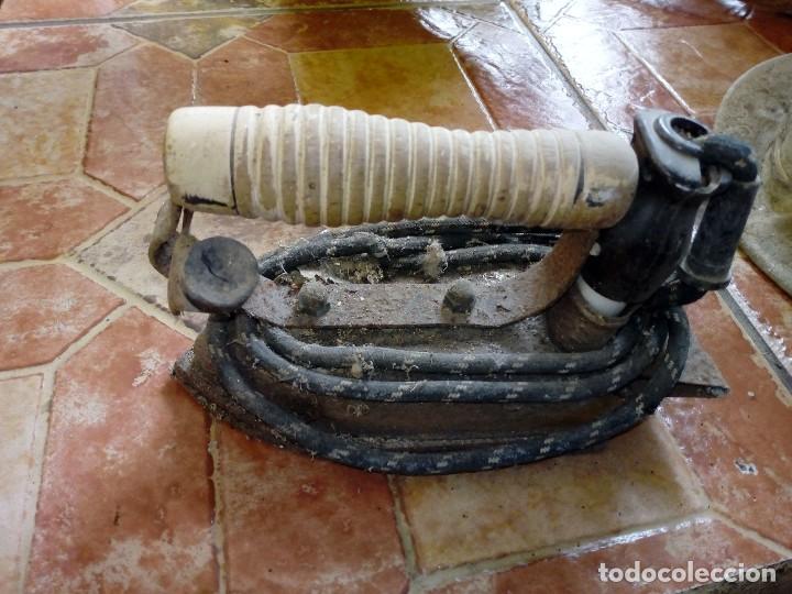 Antig&uuml;edades: Antigua plancha el&eacute;ctrica completa - Foto 1