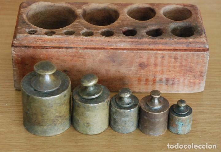 Antig&uuml;edades: JUEGO DE 5 PESAS CON BASE DE MADERA - Foto 1