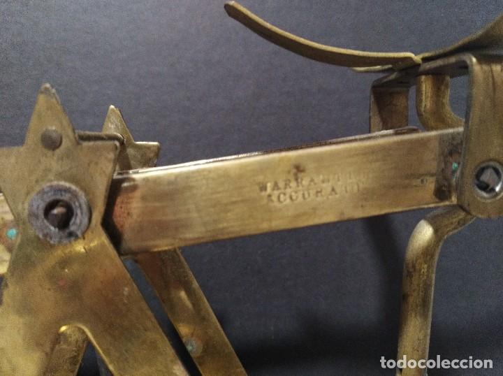 Antig&uuml;edades: ANTIGUA BALANZA DE COBRE SOBRE BASE DE MADERA - Foto 3
