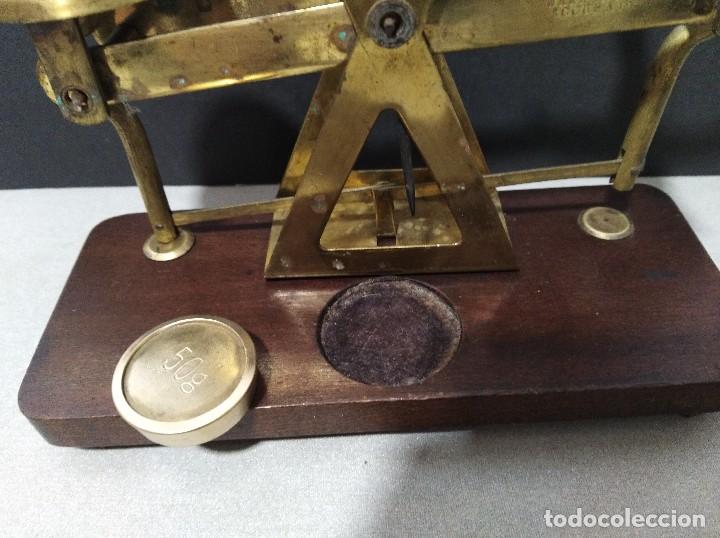 Antig&uuml;edades: ANTIGUA BALANZA DE COBRE SOBRE BASE DE MADERA - Foto 6