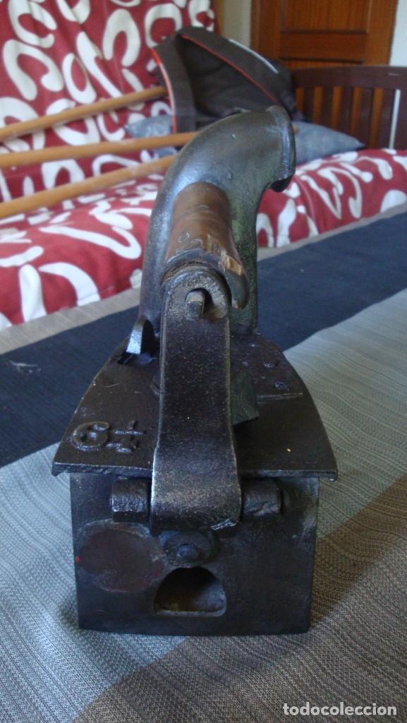 Antig&uuml;edades: plancha  de hierro fundido restaurada - Foto 2