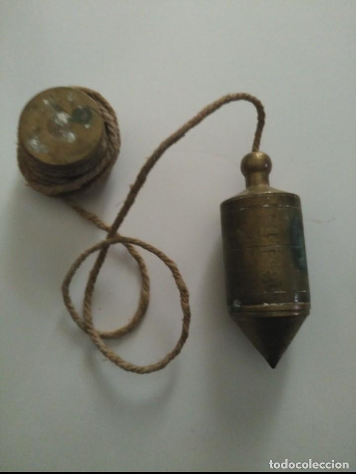 Antig&uuml;edades: antigua plomada en bronce cuerda de ca&ntilde;amo - Foto 1