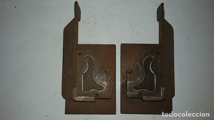 Antig&uuml;edades: Pareja de troqueles, la base mide 9,5 x 13 cm - Foto 1