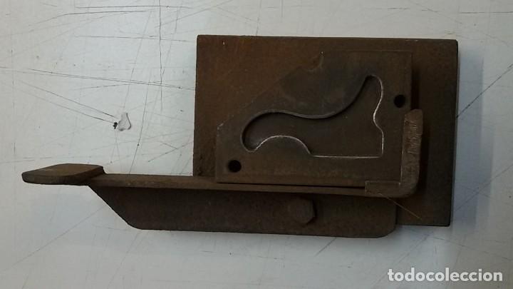 Antig&uuml;edades: Pareja de troqueles, la base mide 9,5 x 13 cm - Foto 3