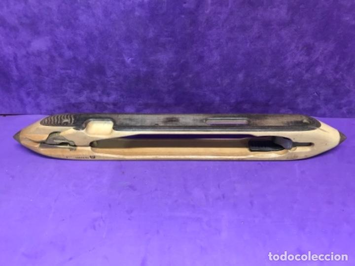 Antig&uuml;edades: LANZADERA DOS TIPOS DE MADERAS. DE 44,5cm CON ACERO Y BRONCE - Foto 1