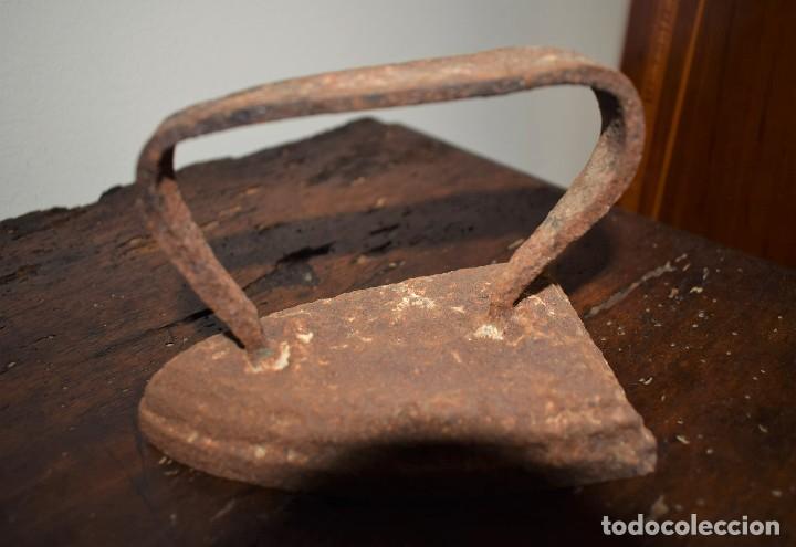 Antig&uuml;edades: ANTIGUA PLANCHA DE HIERRO (leer condiciones de venta). - Foto 1