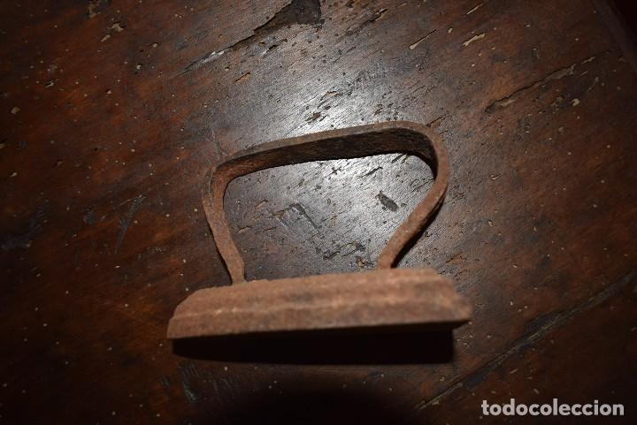 Antig&uuml;edades: ANTIGUA PLANCHA DE HIERRO (leer condiciones de venta). - Foto 3