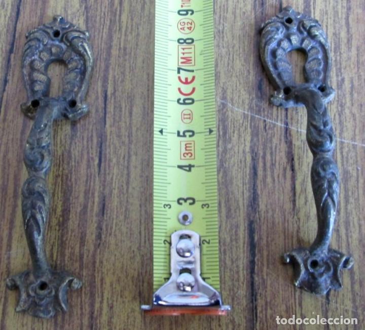 Antig&uuml;edades: 2 tiradores de bronce - lat&oacute;n - Foto 1