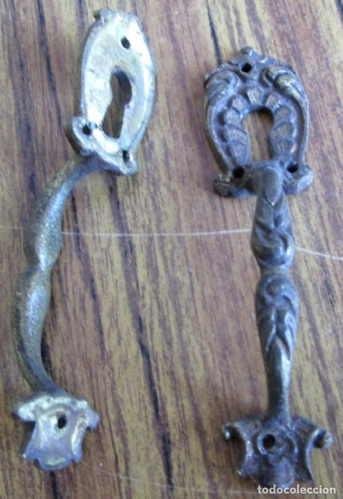 Antig&uuml;edades: 2 tiradores de bronce - lat&oacute;n - Foto 2
