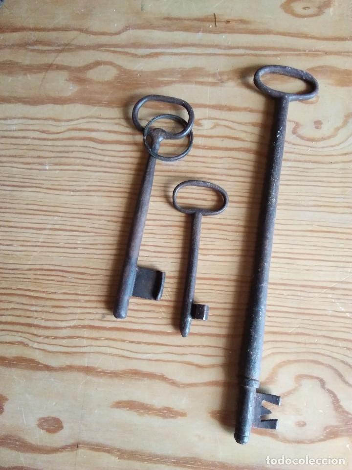 Antig&uuml;edades: CONJUNTO DE TRES LLAVES DE FORJA - Foto 1