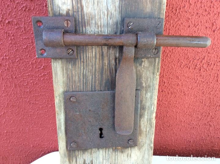 Antig&uuml;edades: Cerradura con cerrojo - Foto 1