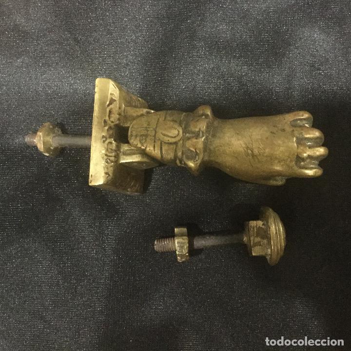 Antigüedades: Antigua Aldaba de bronce con su toc toc. Representa una mano. - Foto 4 - 116532727