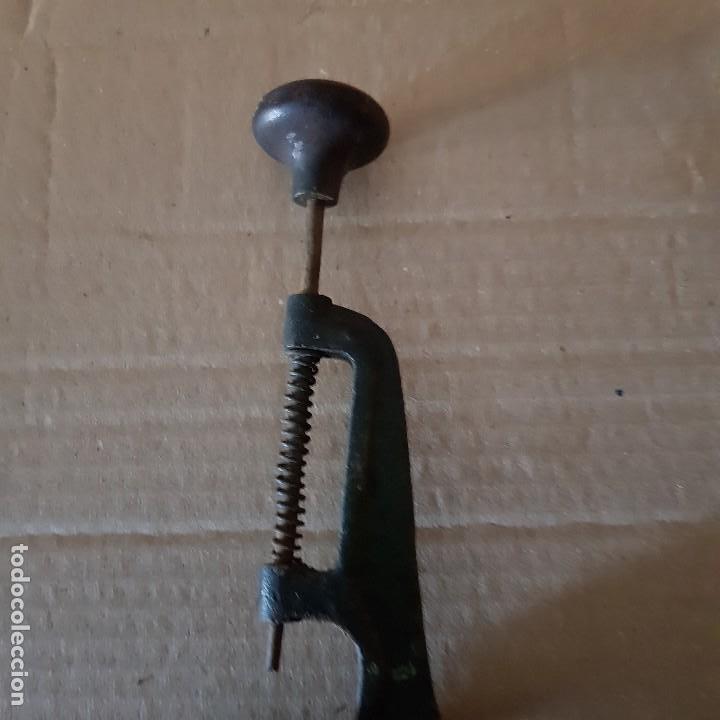 Antig&uuml;edades: HERRAMIENTA DESHUESADOR DE OLIVAS - Foto 3
