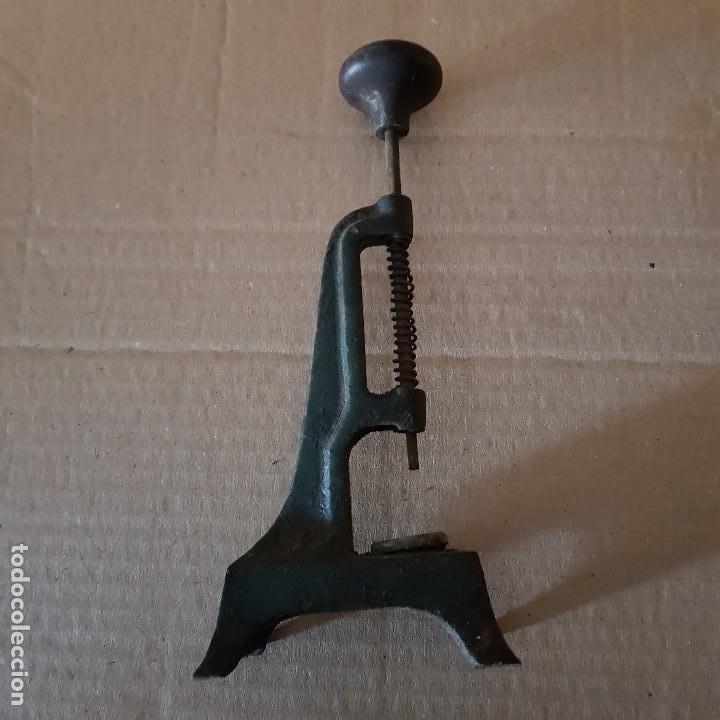 Antig&uuml;edades: HERRAMIENTA DESHUESADOR DE OLIVAS - Foto 1