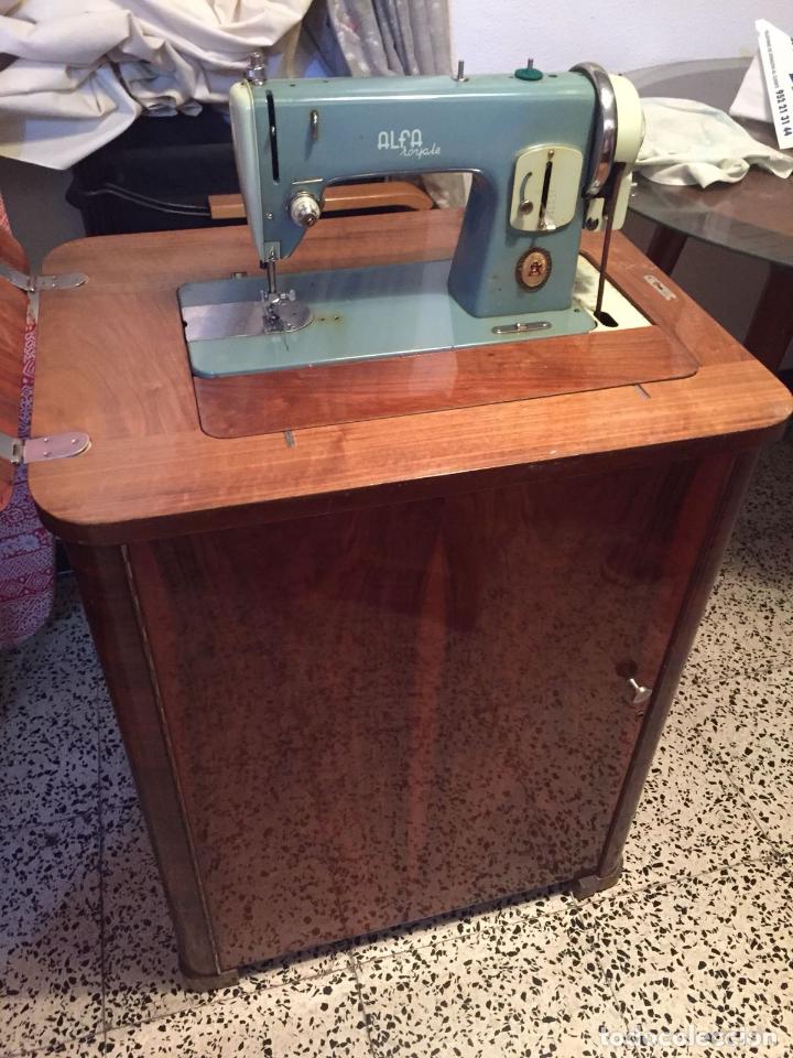 mordedura Monótono Locomotora maquina de coser antigua alfa royal con mueble - Compra venta en  todocoleccion