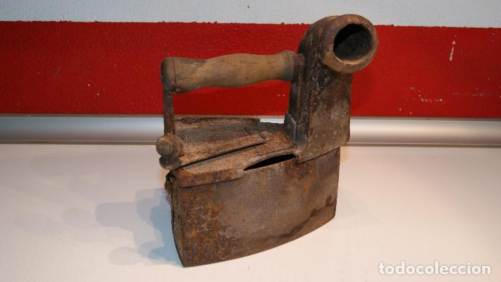 Antig&uuml;edades: Antigua plancha de carb&oacute;n tipo chimenea. - Foto 1
