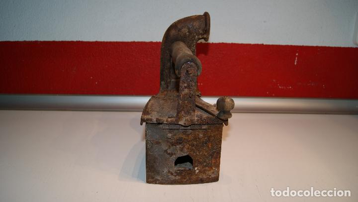 Antig&uuml;edades: Antigua plancha de carb&oacute;n tipo chimenea. - Foto 2