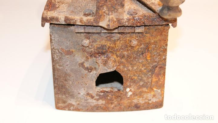 Antig&uuml;edades: Antigua plancha de carb&oacute;n tipo chimenea. - Foto 3