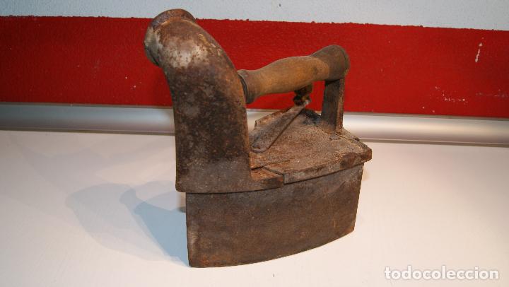 Antig&uuml;edades: Antigua plancha de carb&oacute;n tipo chimenea. - Foto 4