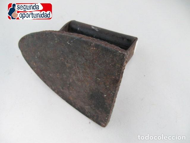 Antig&uuml;edades: Plancha de hierro con p&aacute;tina oxidada. - Foto 2