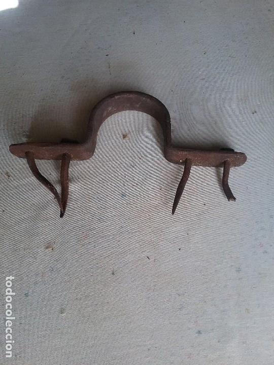 Antig&uuml;edades: Abrazadera de puerta - Foto 2