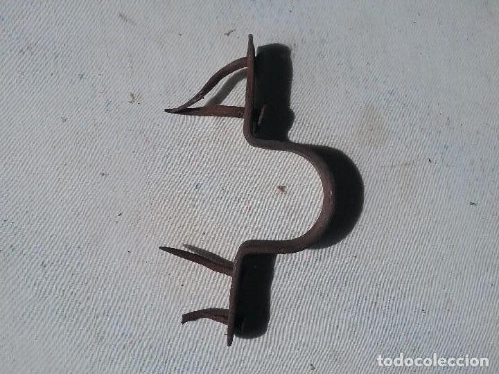Antig&uuml;edades: Abrazadera de puerta - Foto 3