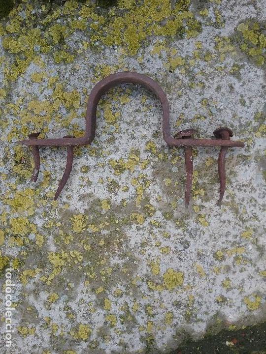 Antig&uuml;edades: Abrazadera de puerta - Foto 1