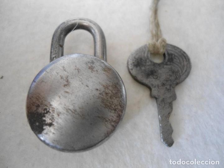 Antig&uuml;edades: ANTIGUO PEQUE&Ntilde;O CANDADO CON LLAVE - Foto 2