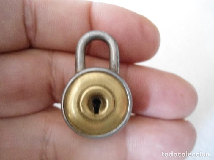 Antig&uuml;edades: ANTIGUO PEQUE&Ntilde;O CANDADO CON LLAVE - Foto 5