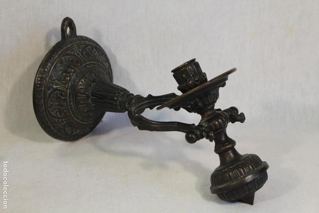 Antig&uuml;edades: pareja de candelabros de barco en bronce - Foto 6