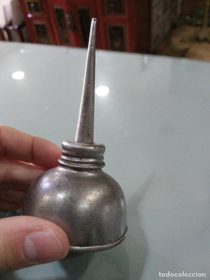 Antig&uuml;edades: DOS ACEITERAS M&Aacute;QUINA DE COSER. - Foto 2