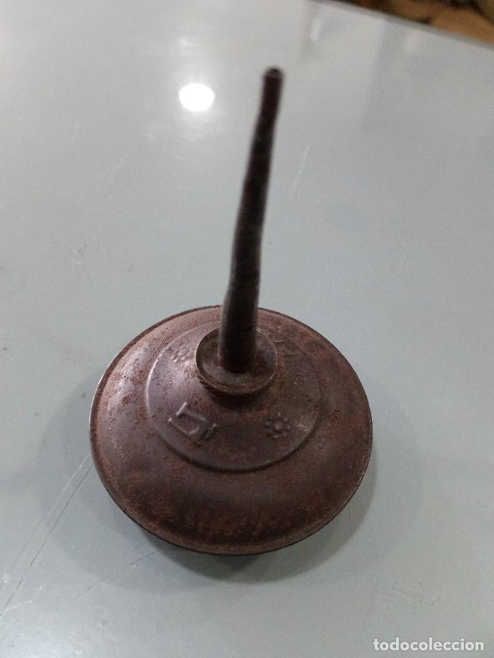 Antig&uuml;edades: DOS ACEITERAS M&Aacute;QUINA DE COSER. - Foto 3