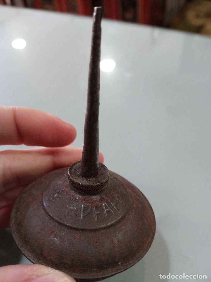 Antig&uuml;edades: DOS ACEITERAS M&Aacute;QUINA DE COSER. - Foto 4
