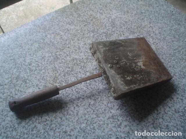 Antig&uuml;edades: antigua pala de cheminea en hierro - Foto 2