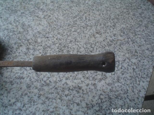 Antig&uuml;edades: antigua pala de cheminea en hierro - Foto 3