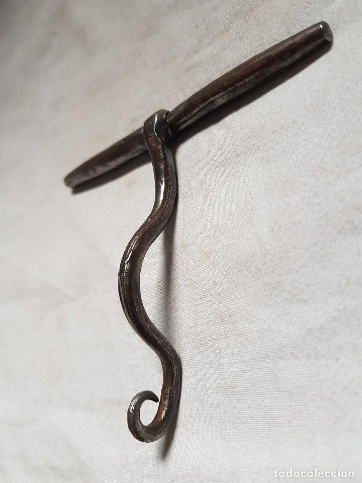 Antig&uuml;edades: Pestillo de forja antiguo - Foto 2