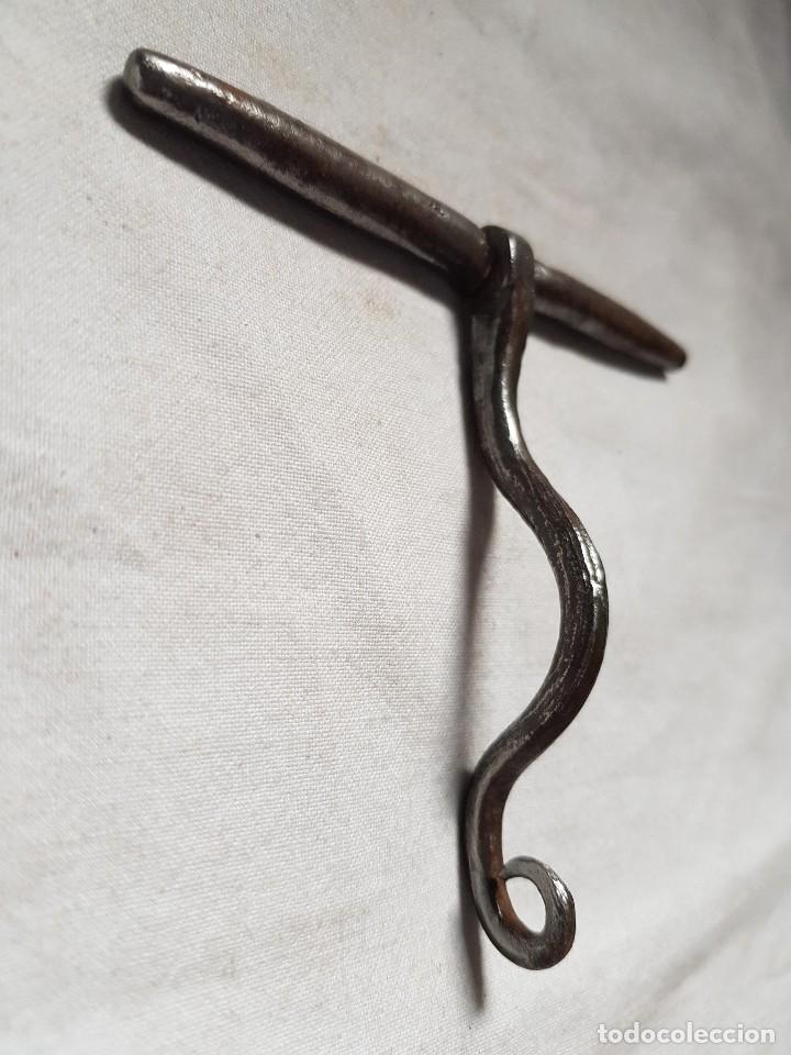 Antig&uuml;edades: Pestillo de forja antiguo - Foto 3