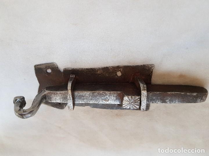 Antig&uuml;edades: Pestillo siglo XVII - Foto 2