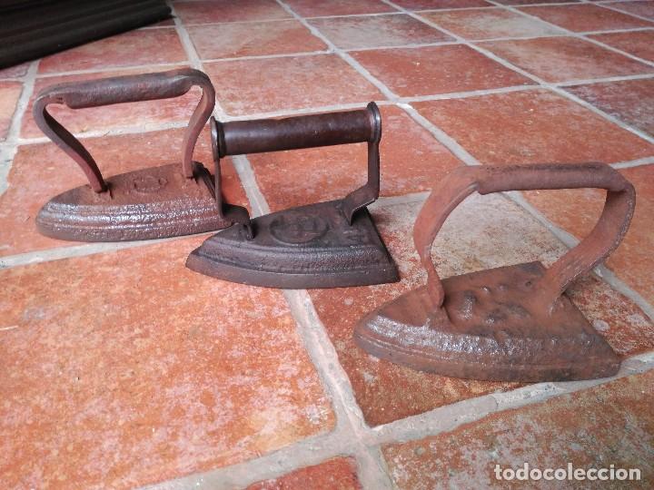 Antig&uuml;edades: Lote de 3 antiguas planchas de hierro - Foto 1