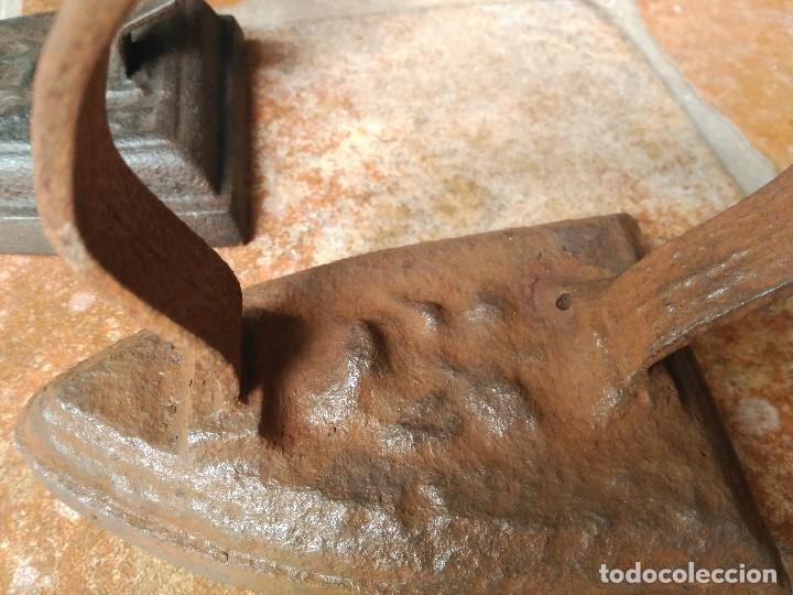 Antig&uuml;edades: Lote de 3 antiguas planchas de hierro - Foto 2