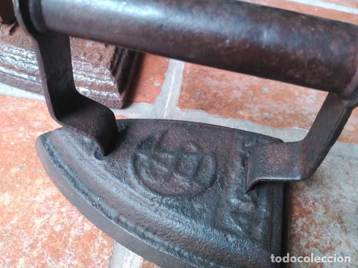 Antig&uuml;edades: Lote de 3 antiguas planchas de hierro - Foto 3
