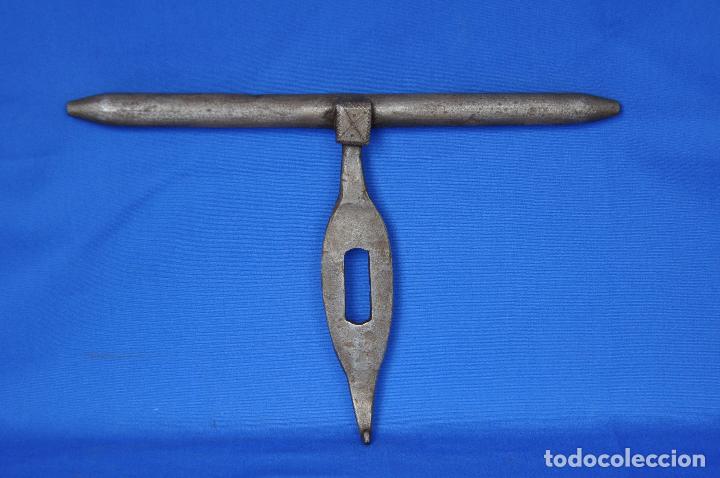 Antig&uuml;edades: Cerrojo de forja. - Foto 1