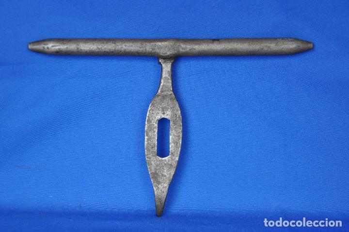 Antig&uuml;edades: Cerrojo de forja. - Foto 2