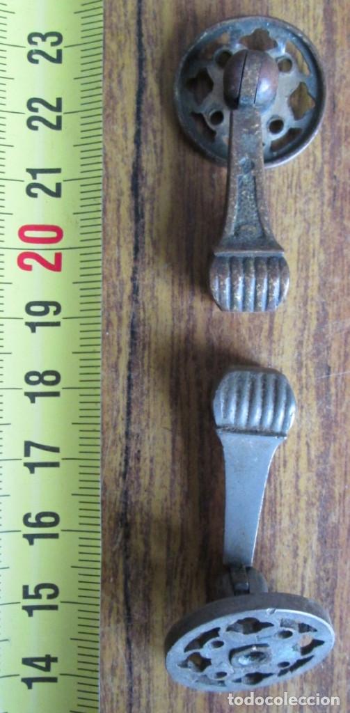 Antig&uuml;edades: 2 tiradores bronce - lat&oacute;n - Foto 2