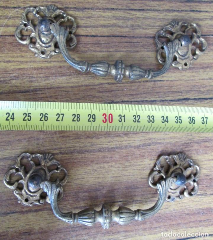 Antig&uuml;edades: 2 tiradores de bronce - lat&oacute;n - Foto 1