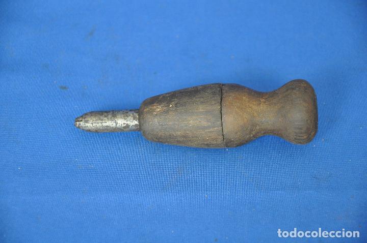 Antig&uuml;edades: Dos utiles para cuero. - Foto 3