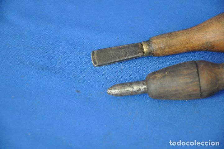 Antig&uuml;edades: Dos utiles para cuero. - Foto 5