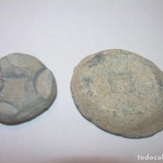 Antigüedades: DOS ANTIGUOS Y RAROS PONDERALES DE PLOMO CON ESCUDO DE CASTILLO.. Lote 122253311
